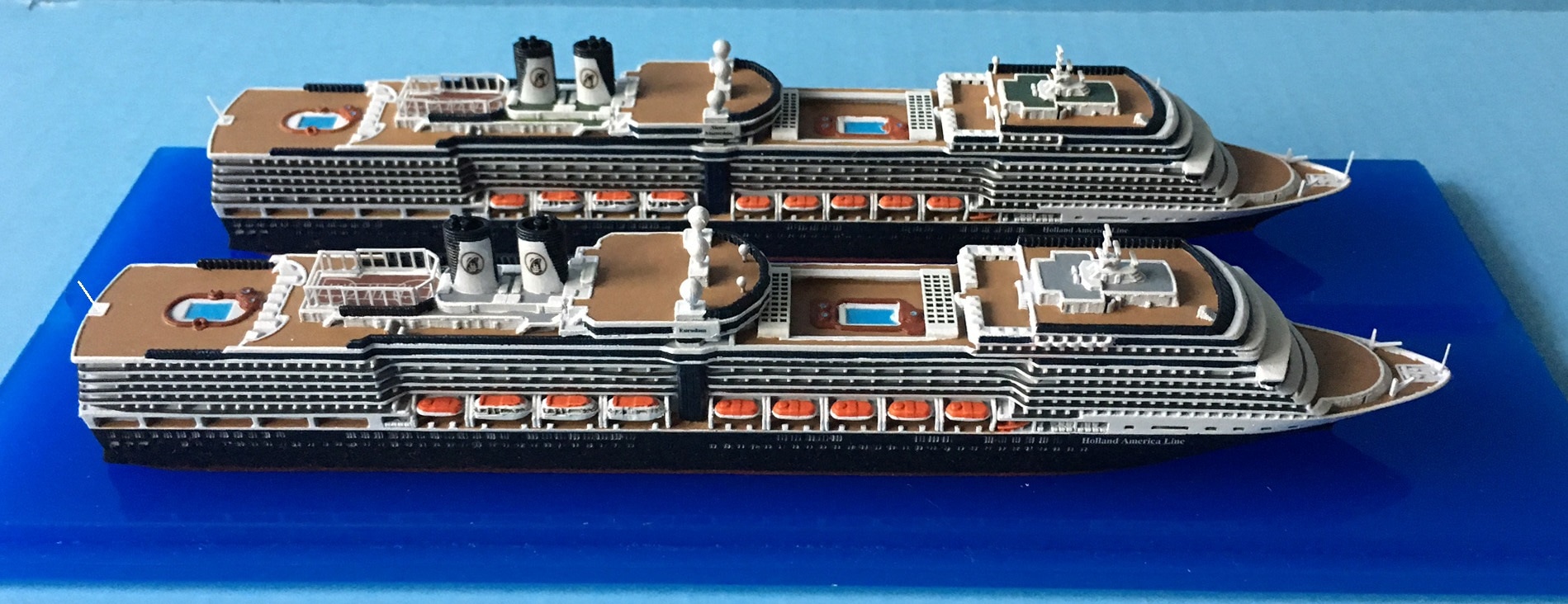 Eurodam and Nieuw Amsterdam cruise ship models in scale 1:1250