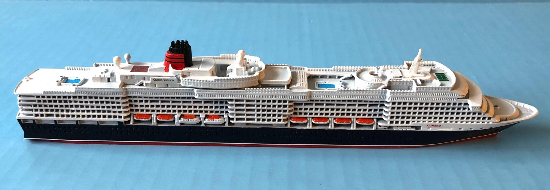 Queen Victoria cruise ship model in scale 1:1250, Cunard Line, Picture