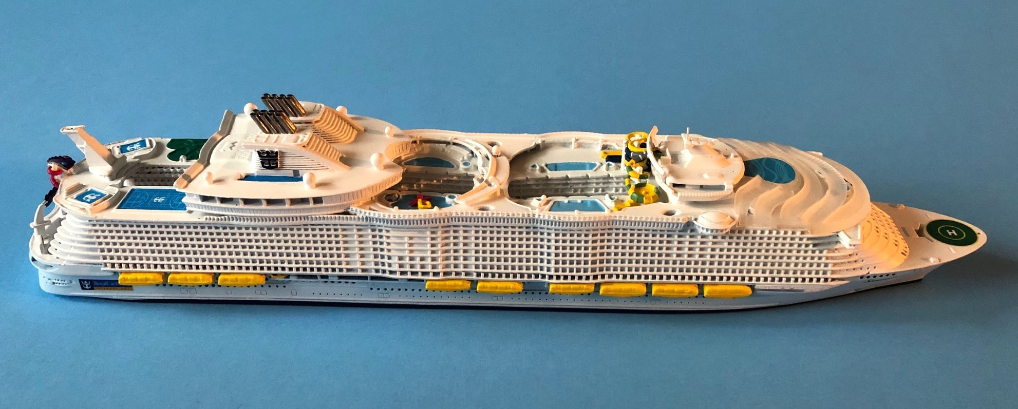 Symphony of the Seas cruise ship model in 1:1250 scale